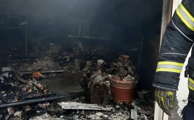 Los bomberos de Paredes sofocaron el fuego. 