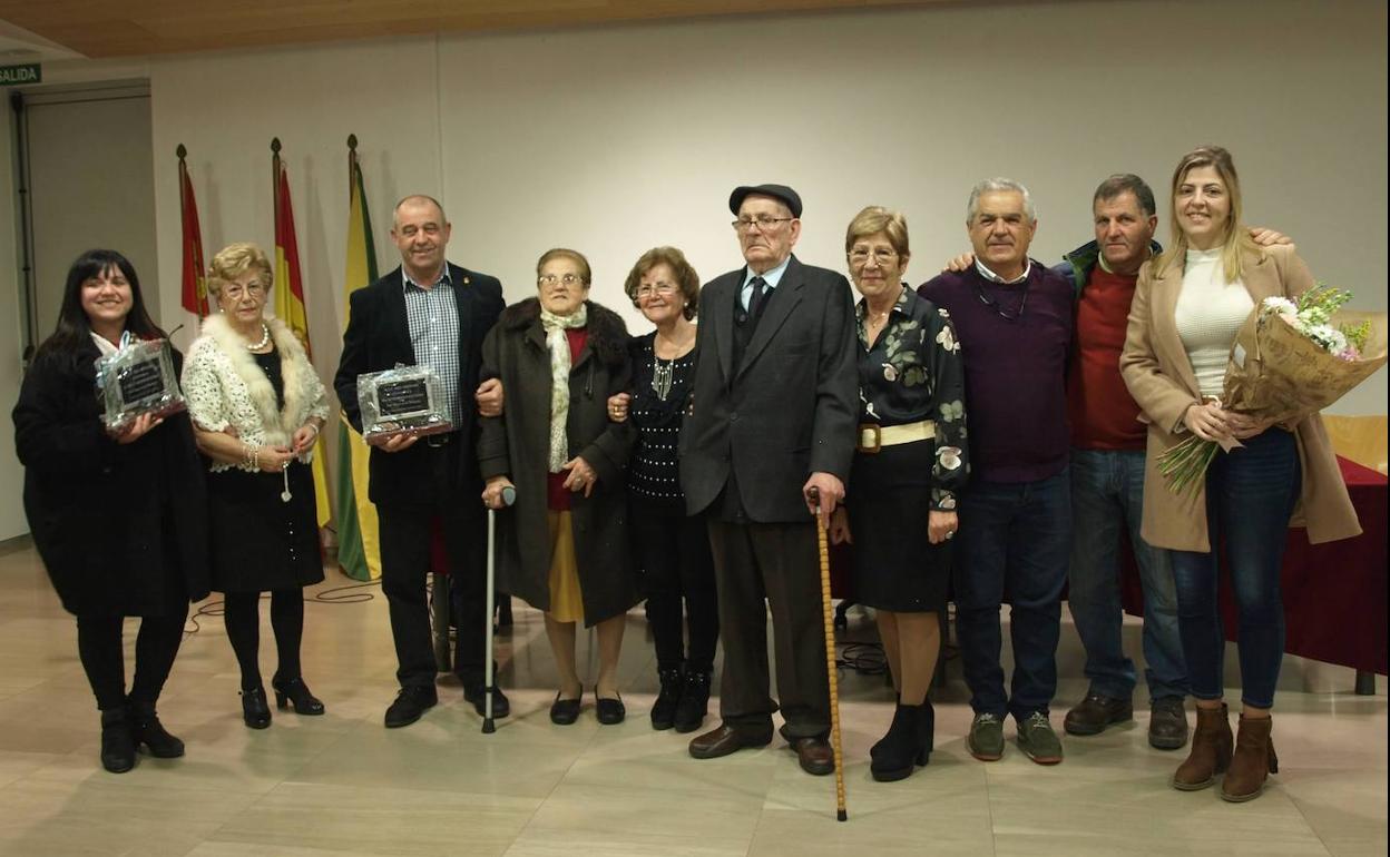Los homenajeados, Victoria Fernández y Félix Herrero, con sus respectivas familias y miembros de la Asociación de Jubilados y Pensionistas Río Eresma.