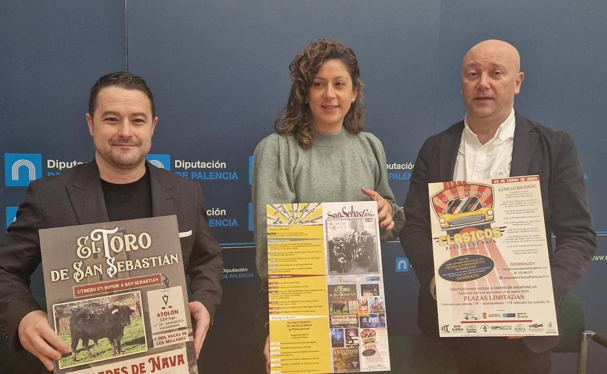 El alcalde de Paredes, Luis Calderón, a la derecha, con la diputada de Cultura, Carolina Valbuena, y el concejal de Fiestas de Paredes de Nava, Jacob Nieto, este lunes en la Diputación. 