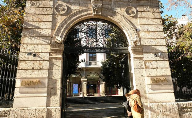 Un grupo inmobiliario francés compra el palacio de Duque de la Victoria en el que se ubica el BBVA