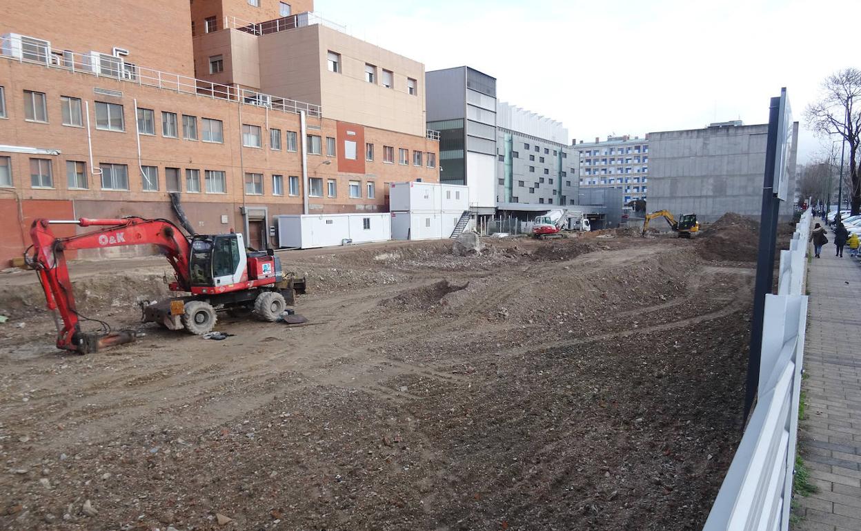 Las máquinas trabajan en el solar de la calle Sanz y Forés donde se hallaron los cimientos del convento y del seminario. 