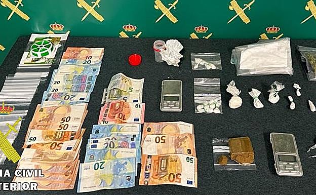 En los registros se encontró droga y dinero en efectivos. 