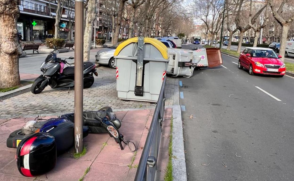 Contenedores volcados por el viento al mediodía en el Paseo de Zorrilla. 