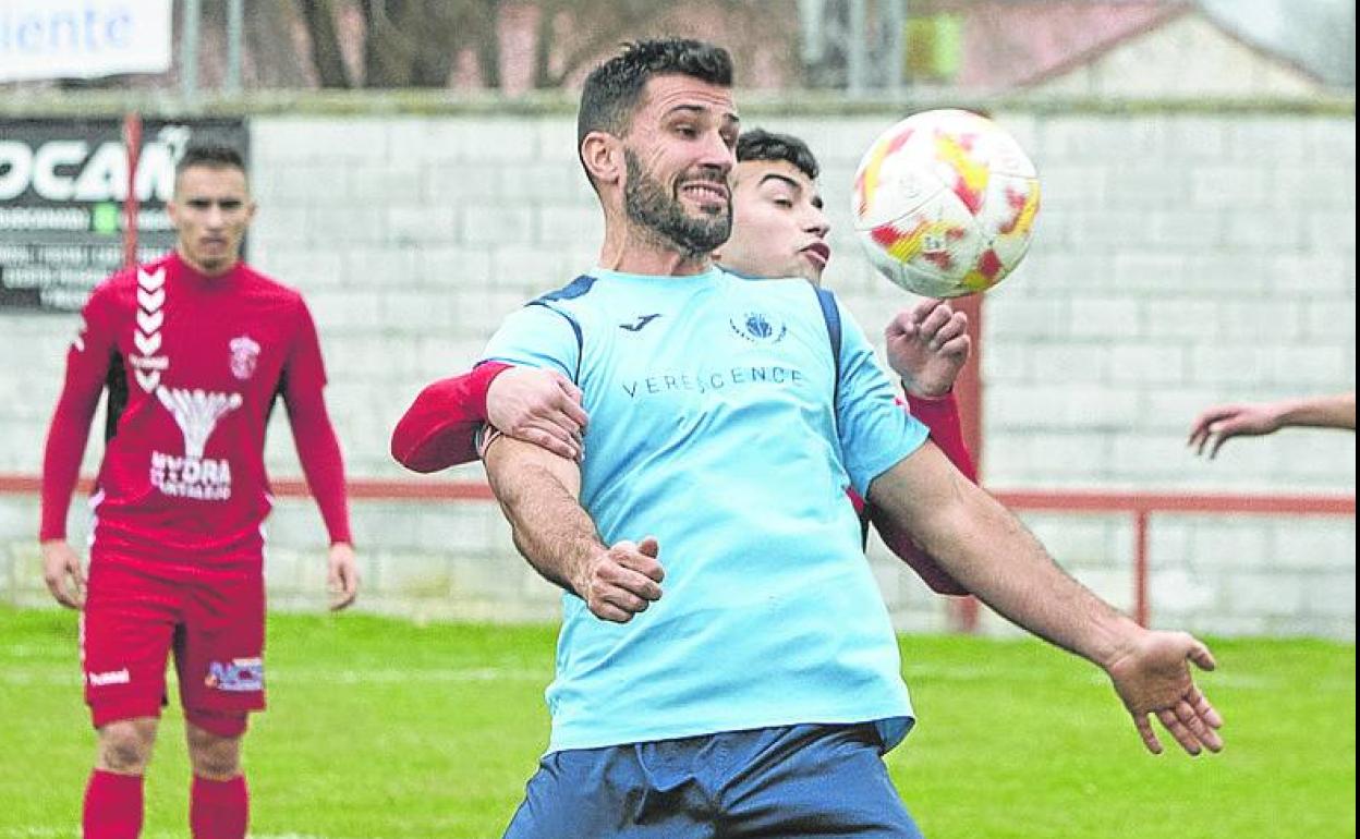 Jugada del derbi entre Turégano y La Granja. 