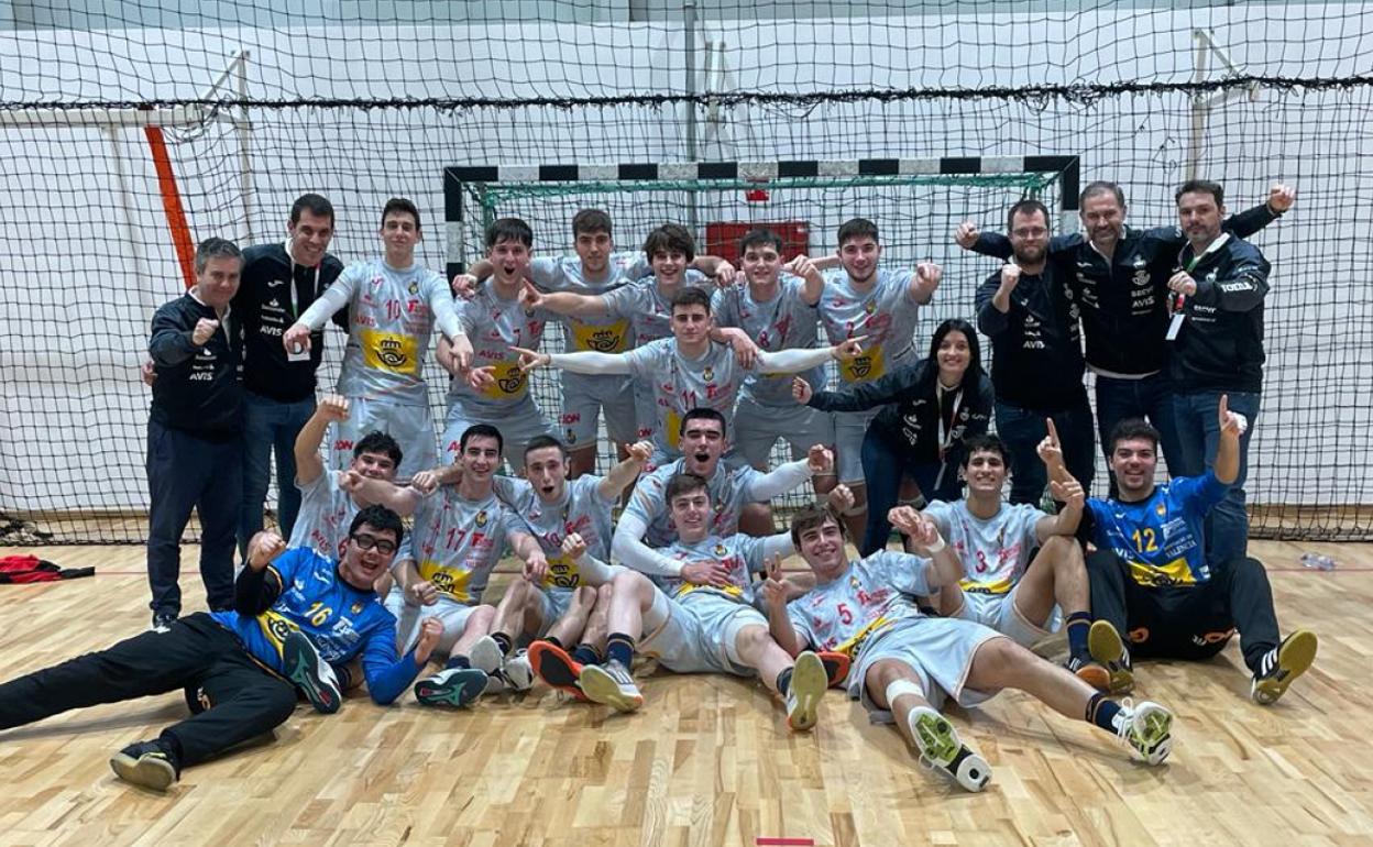 La selección española juvenil de balonmano celebra la victoria.