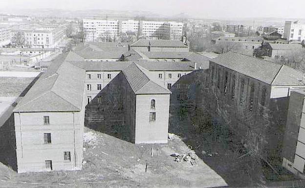 El seminario conciliar y el convento, al fondo (hacia la Real de Burgos), antes de su demolición. 