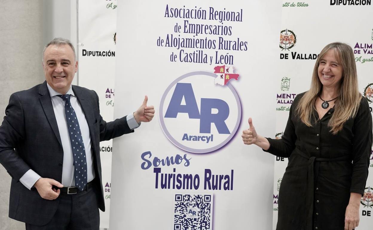 Luis Chico y Beatriz Calavia, presidente y secretaria de la Asociación Regional de Alojamientos Rurales de Castilla y León (Ararcyl). 