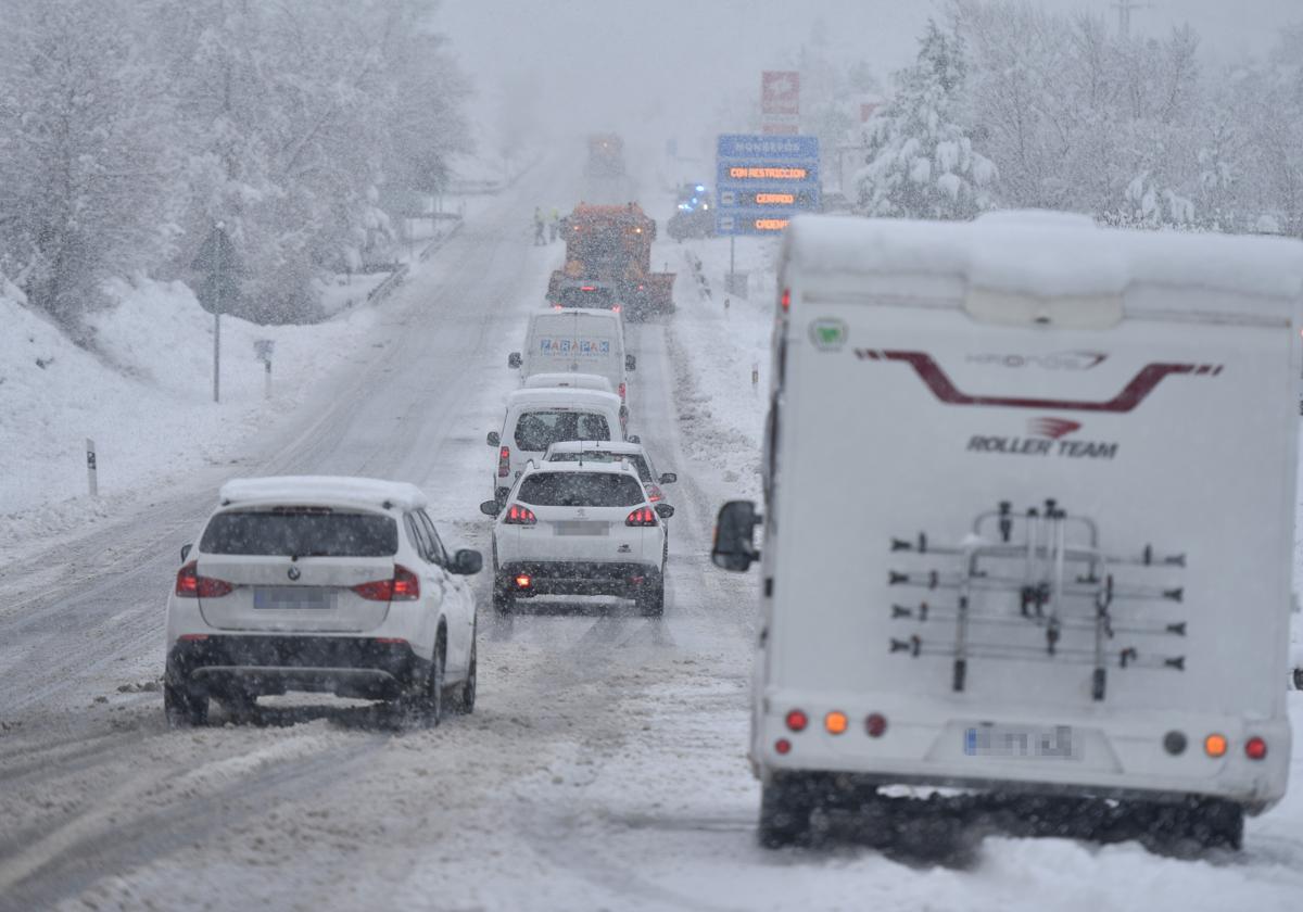 La nieve complica el tráfico en las carreteras