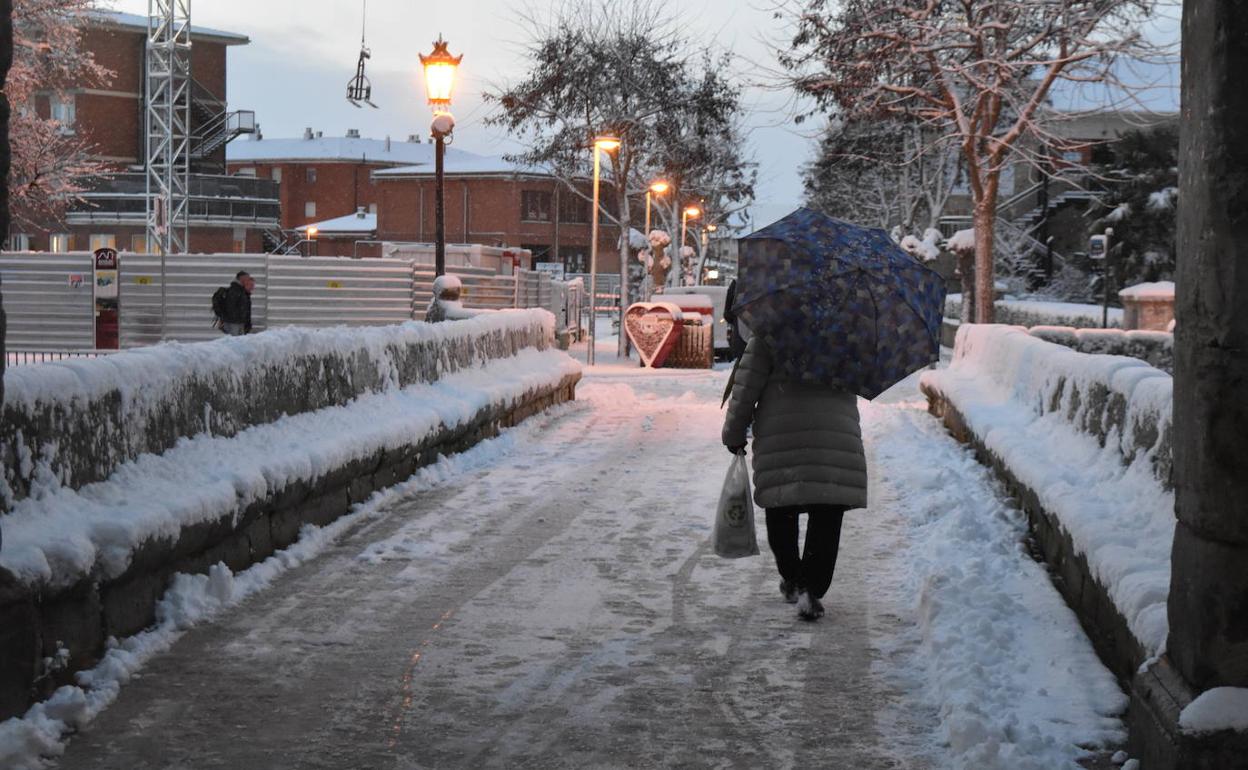Una mujer camina esta mañana en el municipio de Aguilar nevado. 