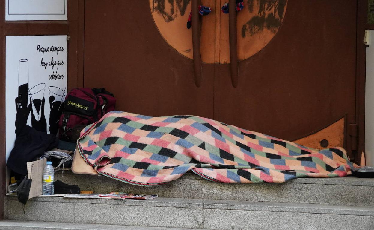 Vagabundo durmiendo en un soportal para protegerse del frío en Salamanca. 