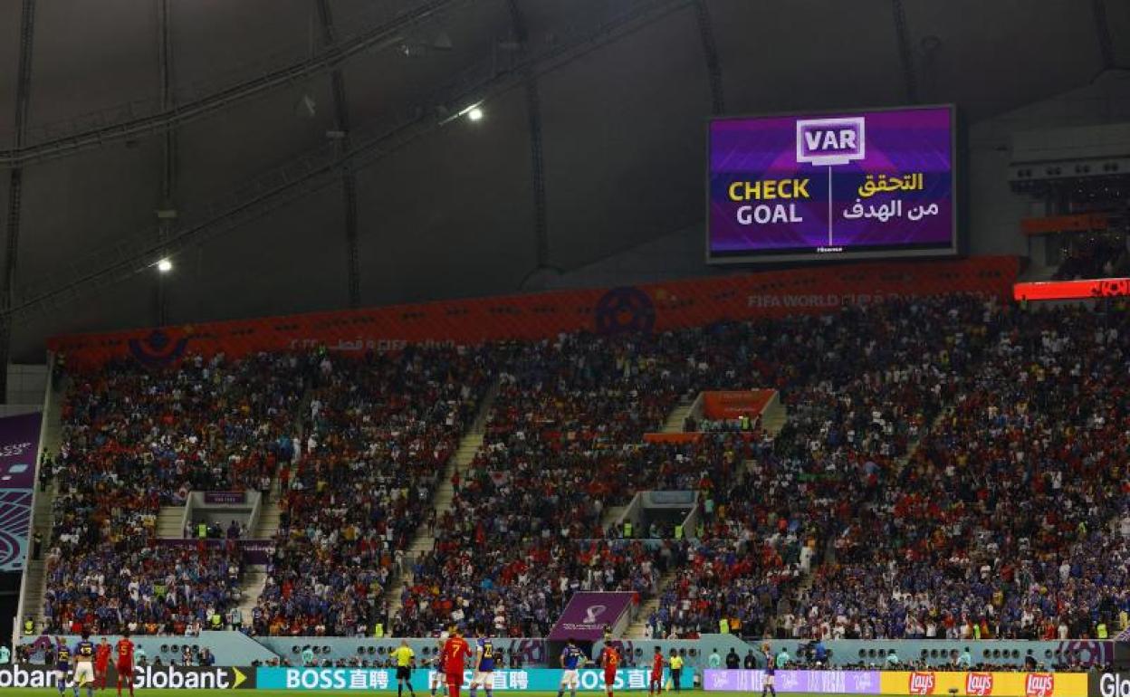 Mensaje sobre el VAR en un estadio durante el Mundial de Qatar. 