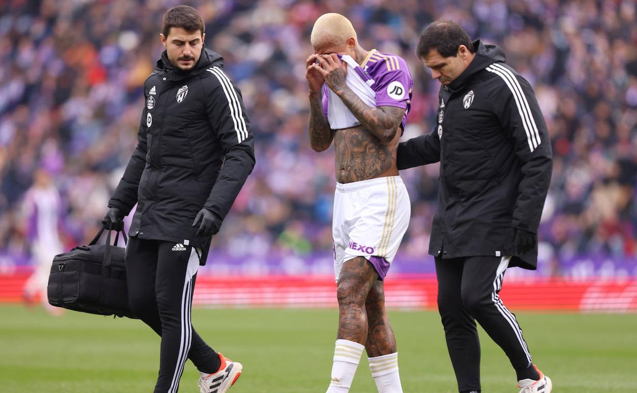 Kenedy abandona el terreno de juego acompañado de los médicos.