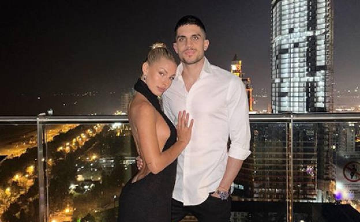 Marc Bartra con Jessica Goicoechea. 