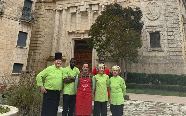 La plantilla del restaurante junto al monasterio de La Santa Espina. 