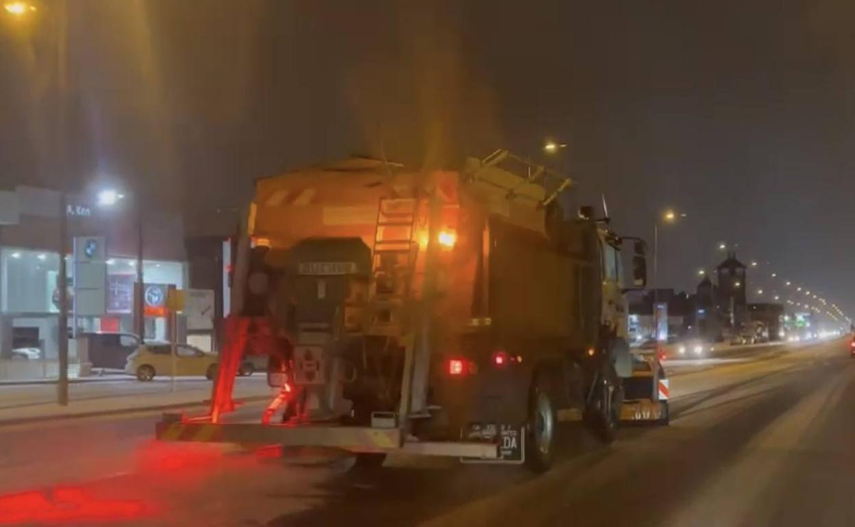 Máquina quitanieves en Ávila el martes por la noche.