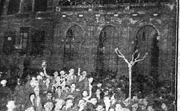 Izado de la bandera republicana en la Casa Consistorial. 