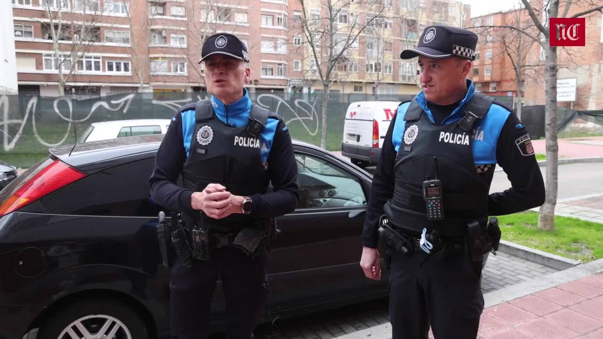 Dos agentes de la Policía Local de Valladolid salvan la vida de un hombre en parada