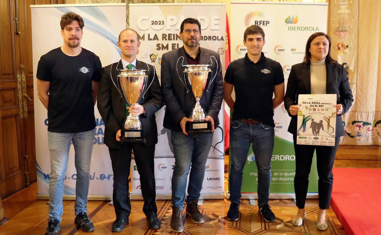 Max Langlois, Miguel Calvo, Alberto Bustos, Marcos Pérez e Isabel Rodríguez en la presentación de la Copa de SM El Rey y SM La Reina de hockey en línea.