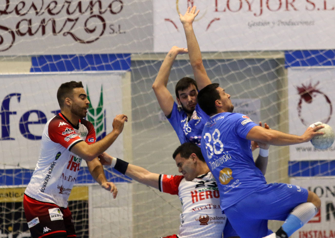 Partido amistoso entre el Balonmano Nava y el Atlético Valladolid 