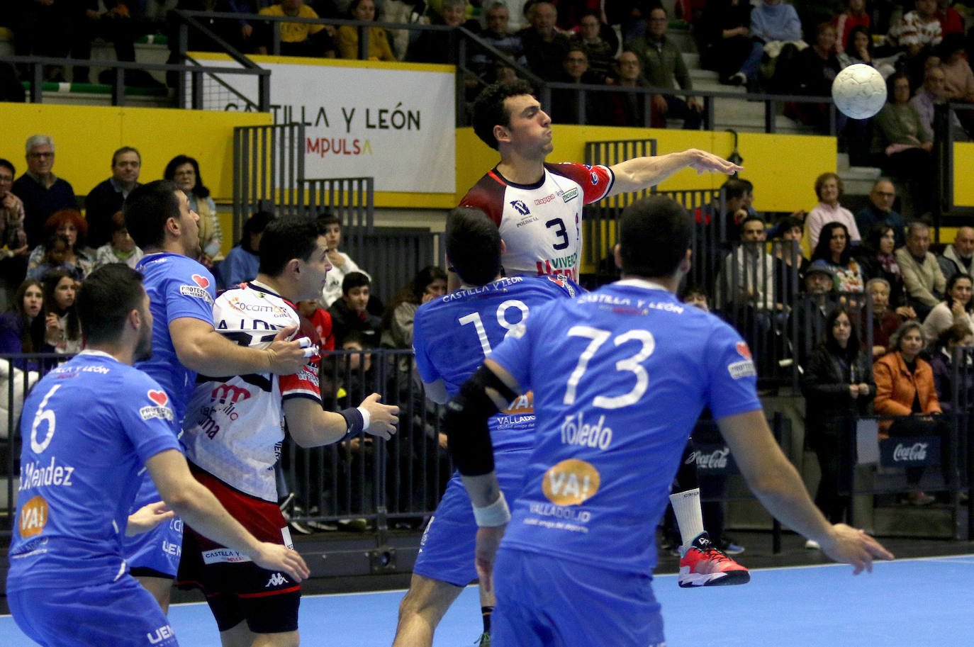 Partido amistoso entre el Balonmano Nava y el Atlético Valladolid 