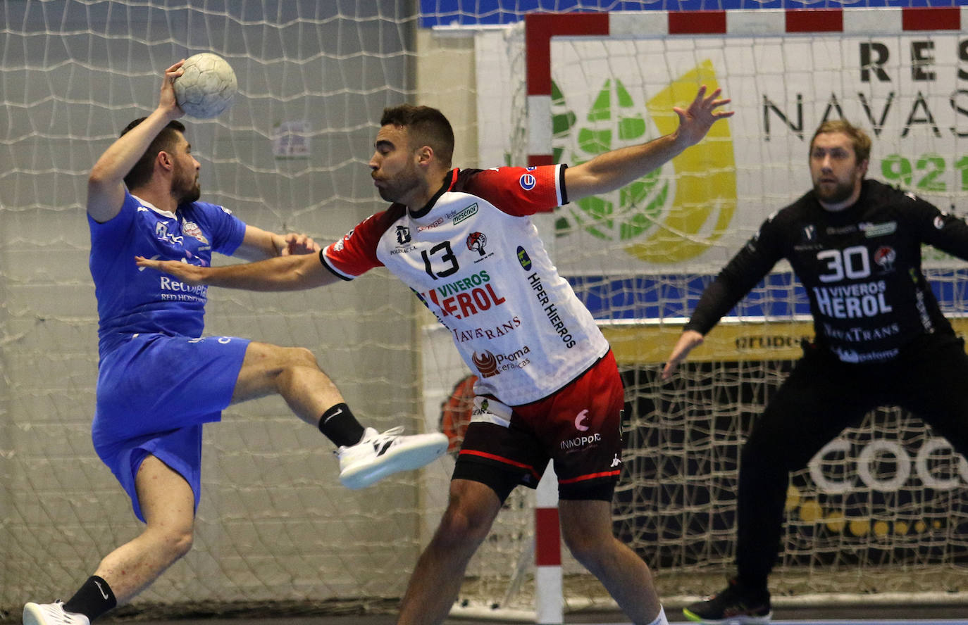 Partido amistoso entre el Balonmano Nava y el Atlético Valladolid 