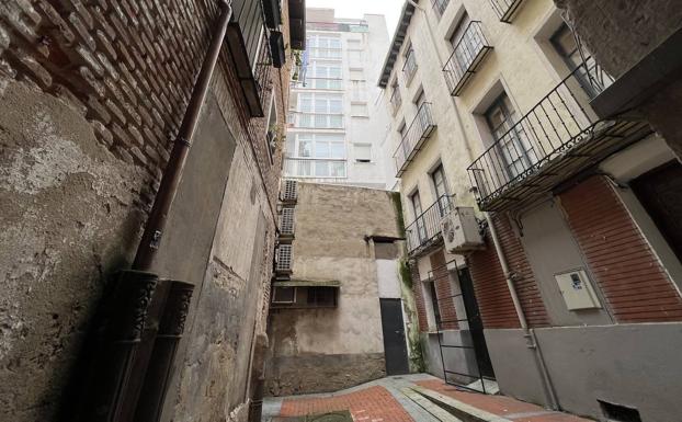 Interior de la calle Torneros sin apenas luz solar.