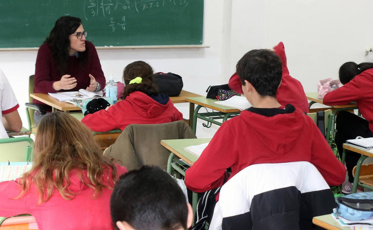 Una profesora imparte clase a alumnos de la Cooperativa Alcázar, en Segovia. 