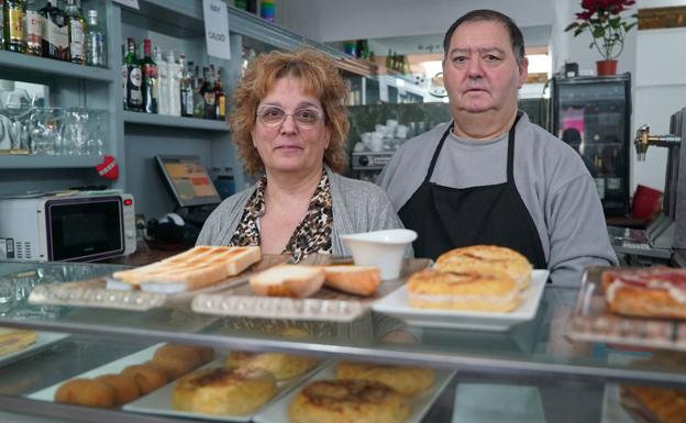 Mari Paz Valle y Juan José Encinas con las diferentes variedades de desayunos salados 