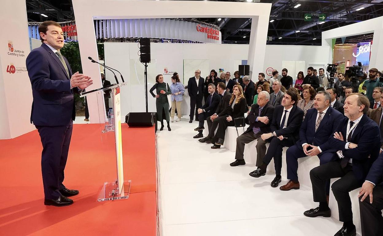 Fernández Mañueco, este viernes en el expositor de Castilla y León en Fitur.