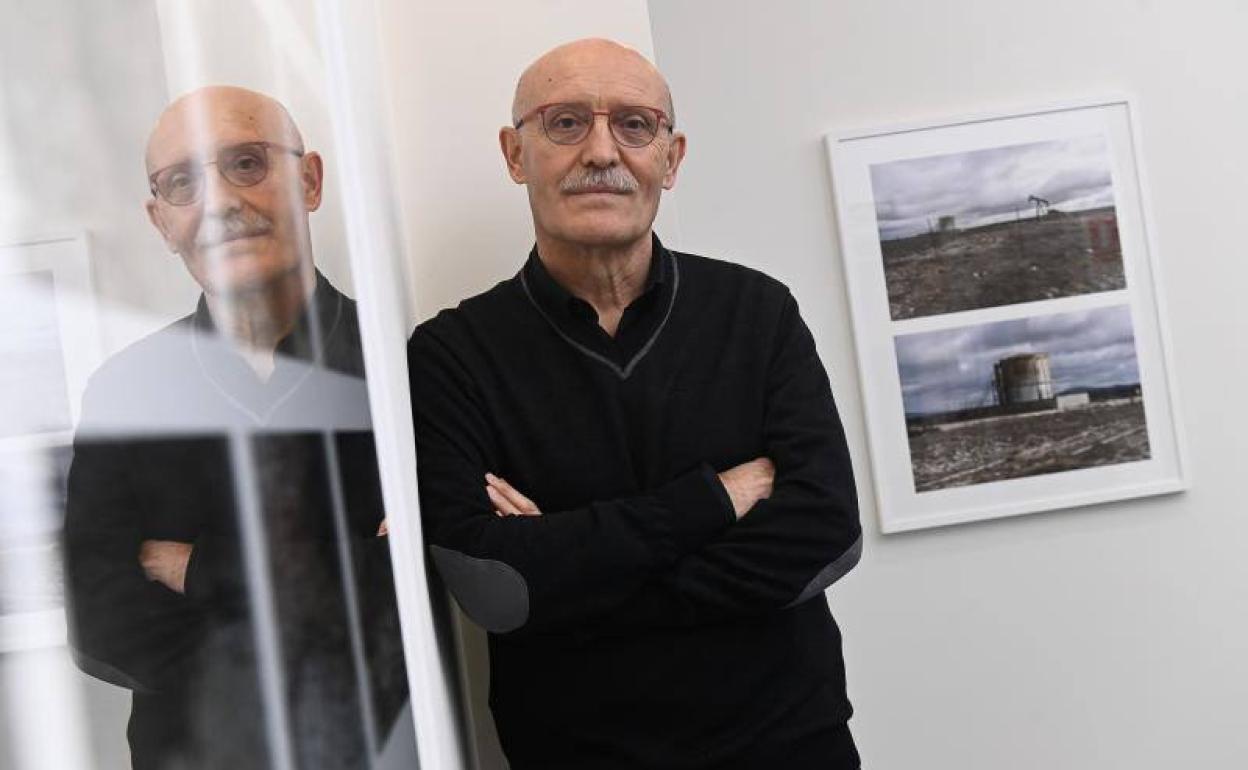 Ricardo González, con sus fotografías en la galería Javier Silva. 