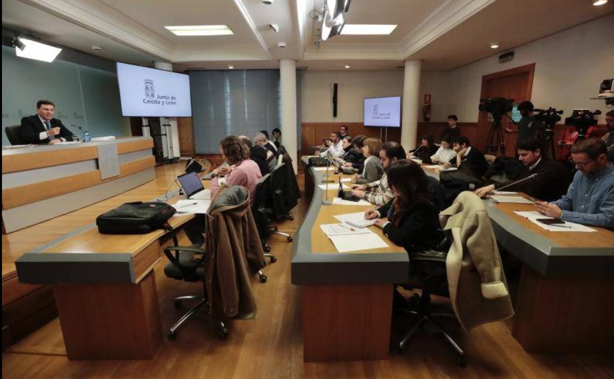 El portavoz de la Junta, Carlos Fernández Carriedo, este jueves en la rueda de prensa posterior al Consejo de Ministros.