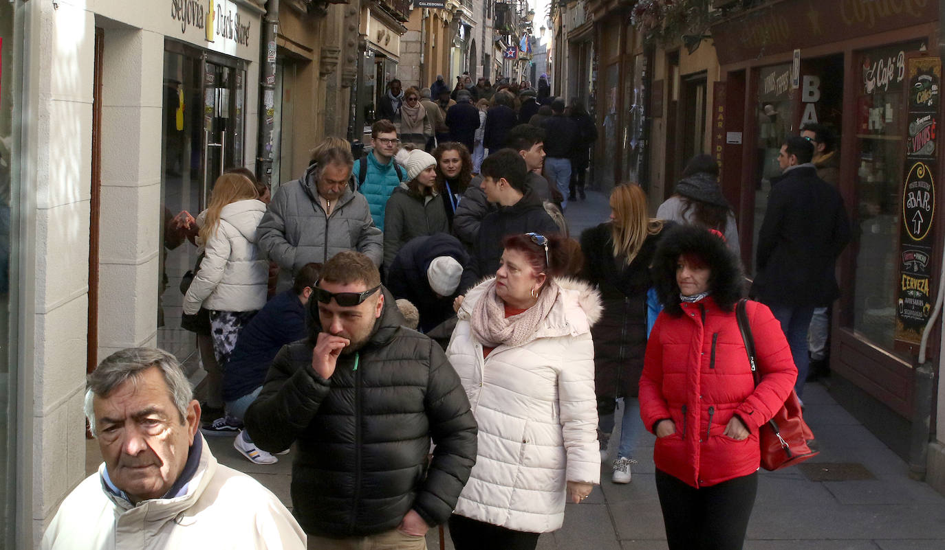 Turistas por las calles de Segovia. 