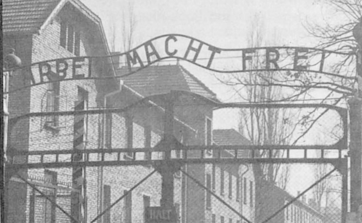 Entrada del campo de exterminio nazi de Auschwitz. 