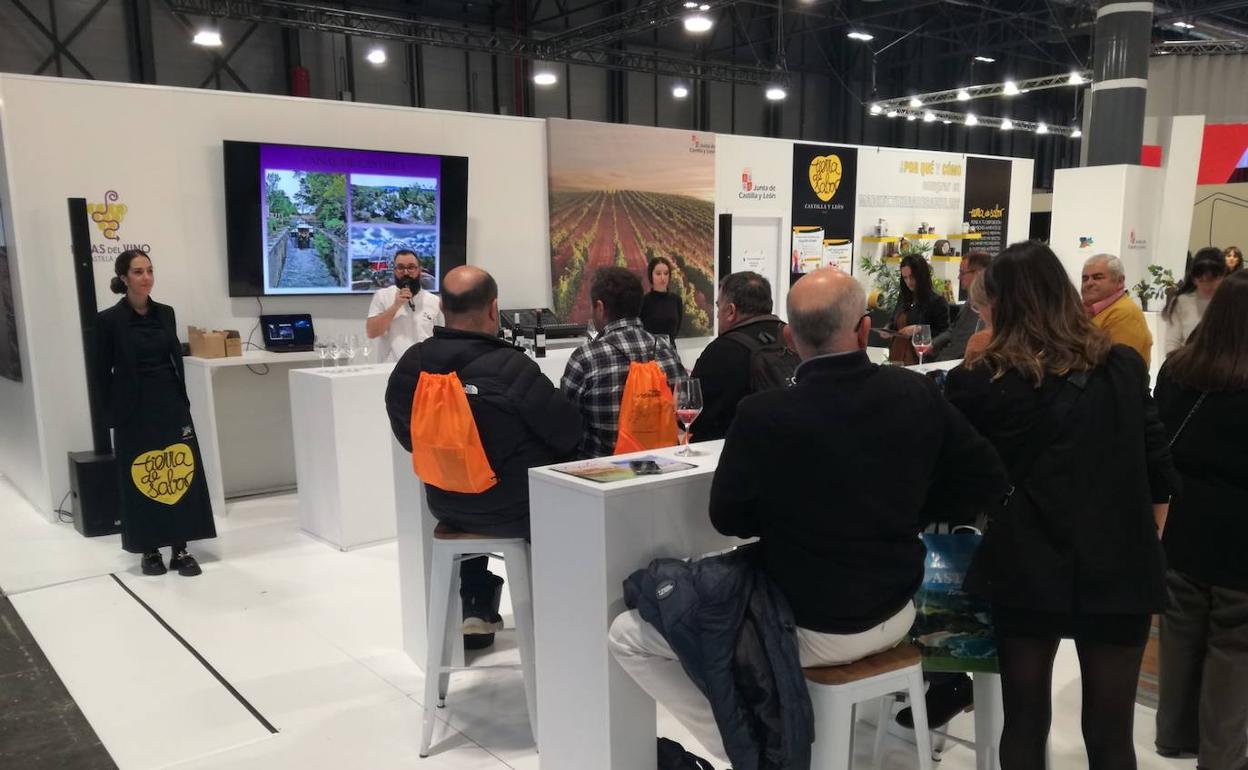 Jesús Sobejano, reponsable de la Oficina de Turismo de Cigales, dirigiendo una cata en FITUR 