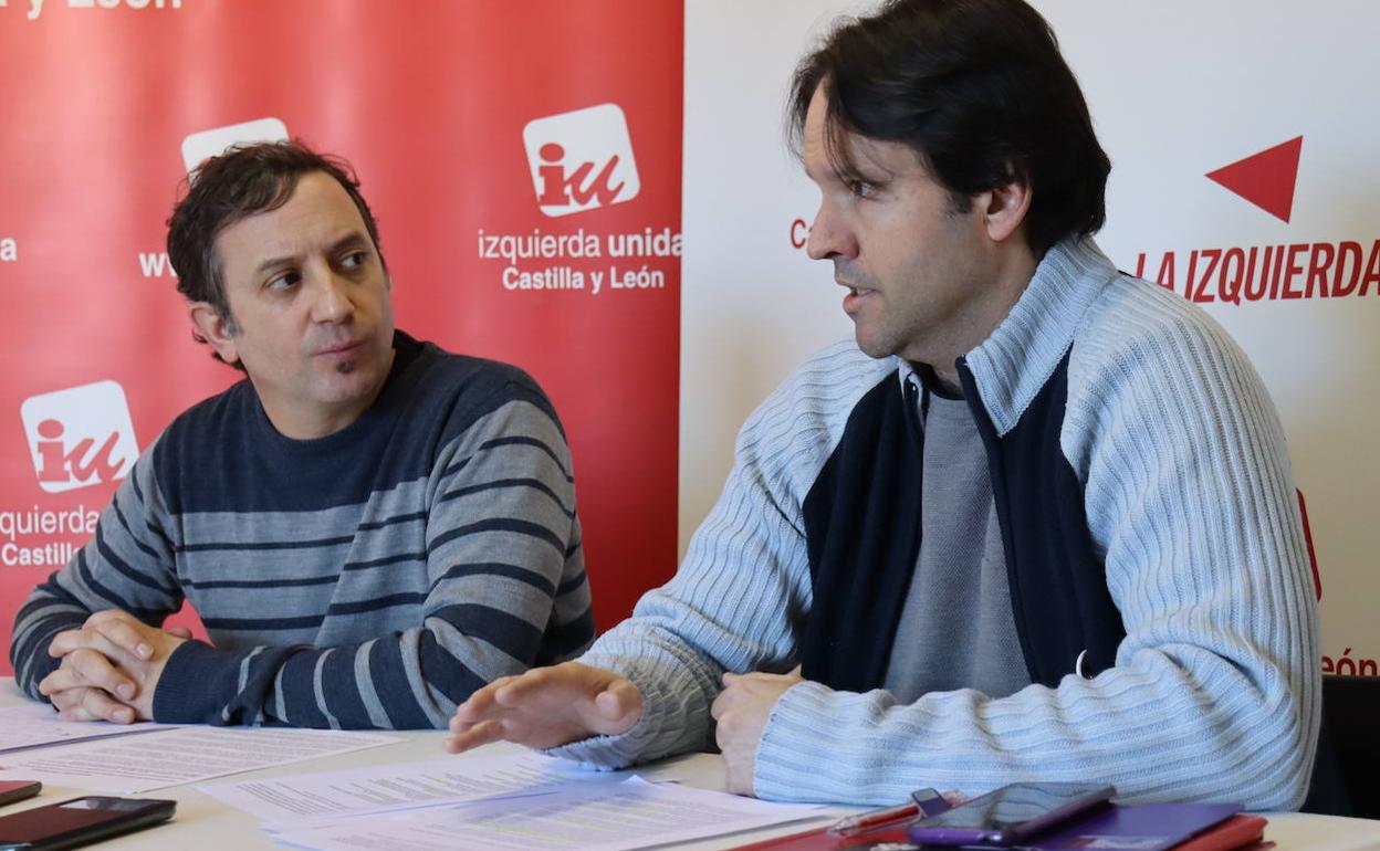 Tomás Menéndez (derecha), portavoz municipal de IU en el Ayuntamiento del Real Sitio, explica las alegaciones junto al coordinador provincial, Carlos Serrano. 