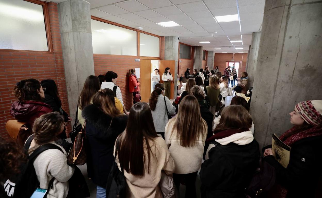 Graduados de distintas especalidades, en el Aulario de la Universidad de Valladolid. 