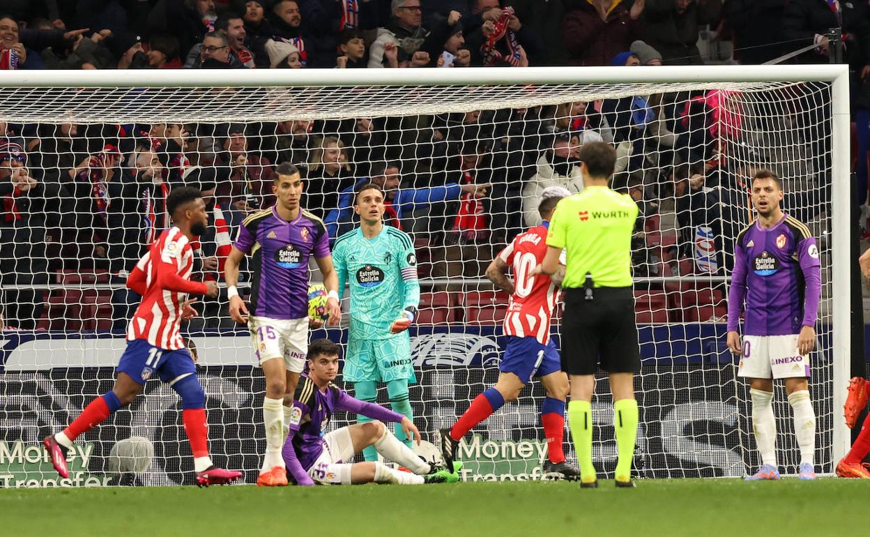 Masip y sus compañeros lamentan uno de los goles del Atlético de Madrid. 