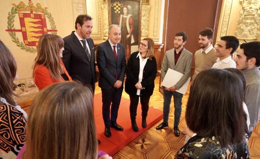 El alcalde y el rector de la UVa conversan con los ganadores en la presentación del convenio del talento.