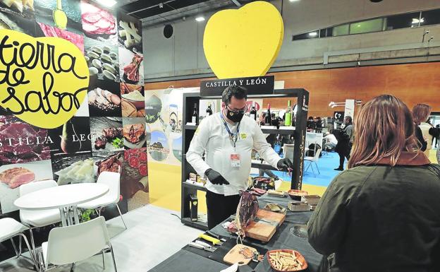 Gregorio Perez corta cecina de León en el stand de Tierra de Sabor en Madrid Fusión 2022. 