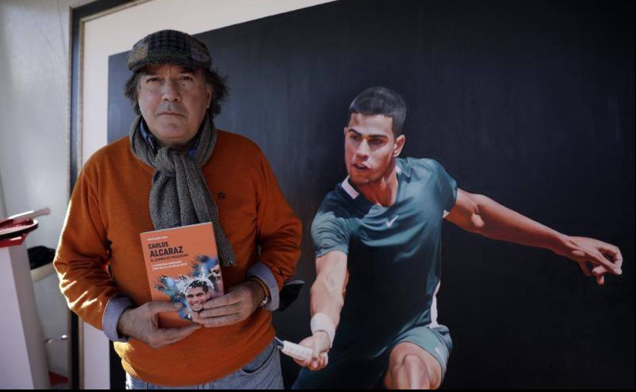 Tomás García Yebra, con su libro delante de un cuadro de Alcaraz. 