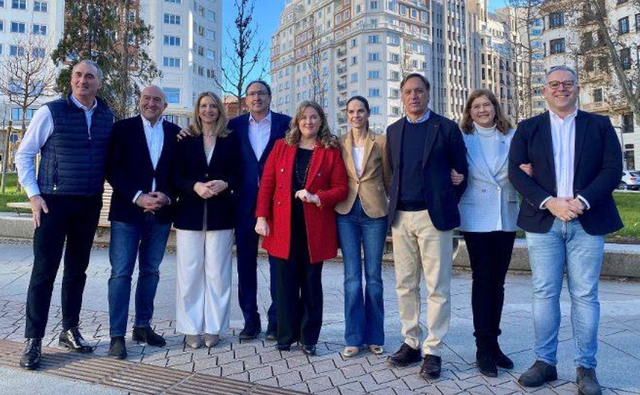 Los nueve candidatos a las Alcaldías de las capitales de la comunidad posan en Madrid.