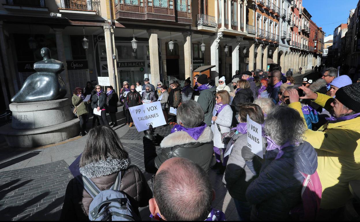 Participantes en la concentración ante el Monumento a la Mujer, este domingo a mediodía. 
