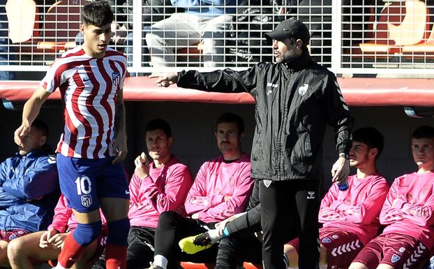 Ramsés dirige al equipo en el partido de este domingo en Majadahonda, ante la presencia del atlético Carlos Miguel. 