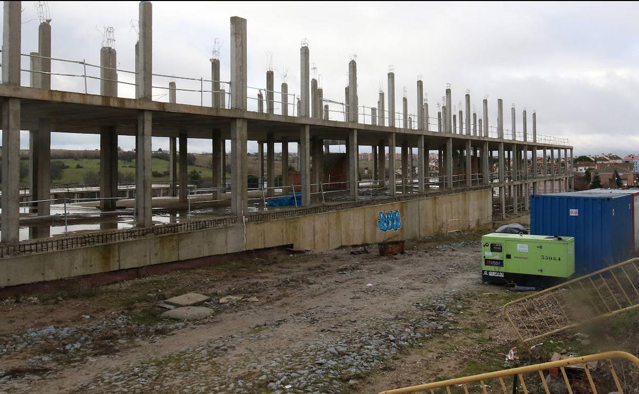 Estado actual de las obras que se iniciaron en El Sotillo para edificar el nuevo colegio de las Madres Concepcionistas. 