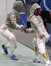 Imagen secundaria 2 - Arriba, la final entre la italiana Fusetti y la francesa Tranquille. Abajop, distintas eliminatorias en el Pedro Delgado. 