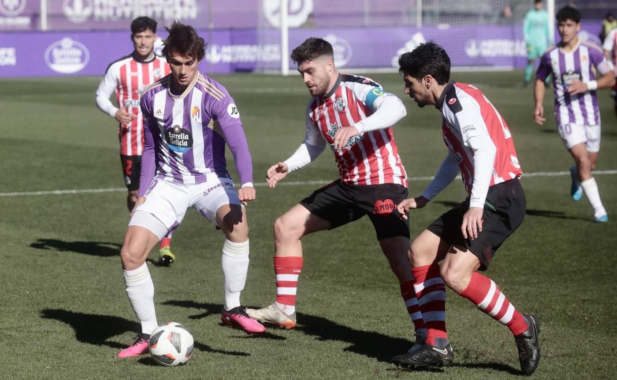 Slavy, presionado por dos jugadores del Zamora.