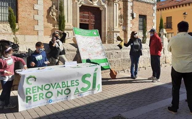 Campaña de recogida de firmas de los vecinos de Renedo de Esgueva para promover su iniciativa popular.