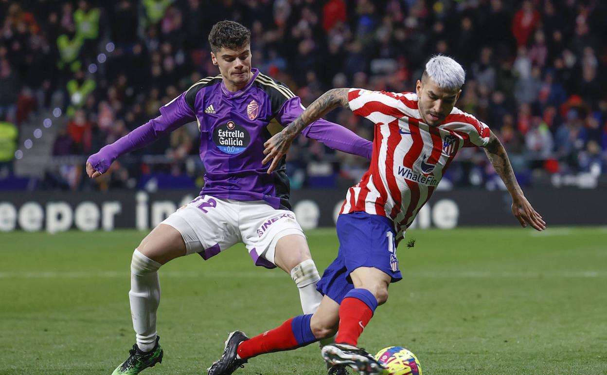 El debutante David Torres trata de impedir el avance de Correa durante el partido frente al Atlético de Madrid. 