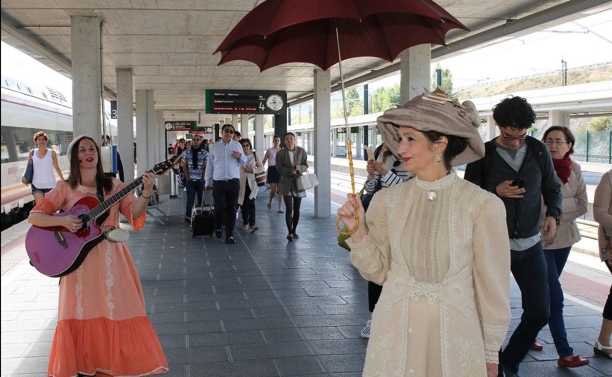 Actrices animan el pasaje del Tren de Antonio Machado. 