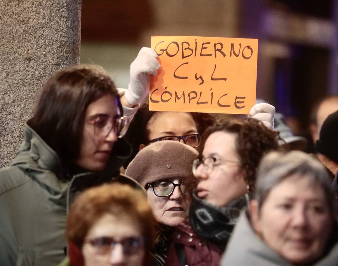 Fotos: Concentración en Valladolid contra la violencia de género tras el asesinato de una mujer y su hija